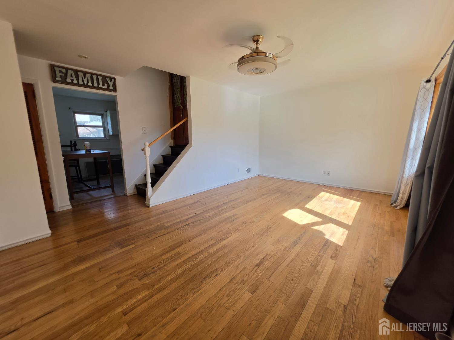 24 Louis Street Image 3