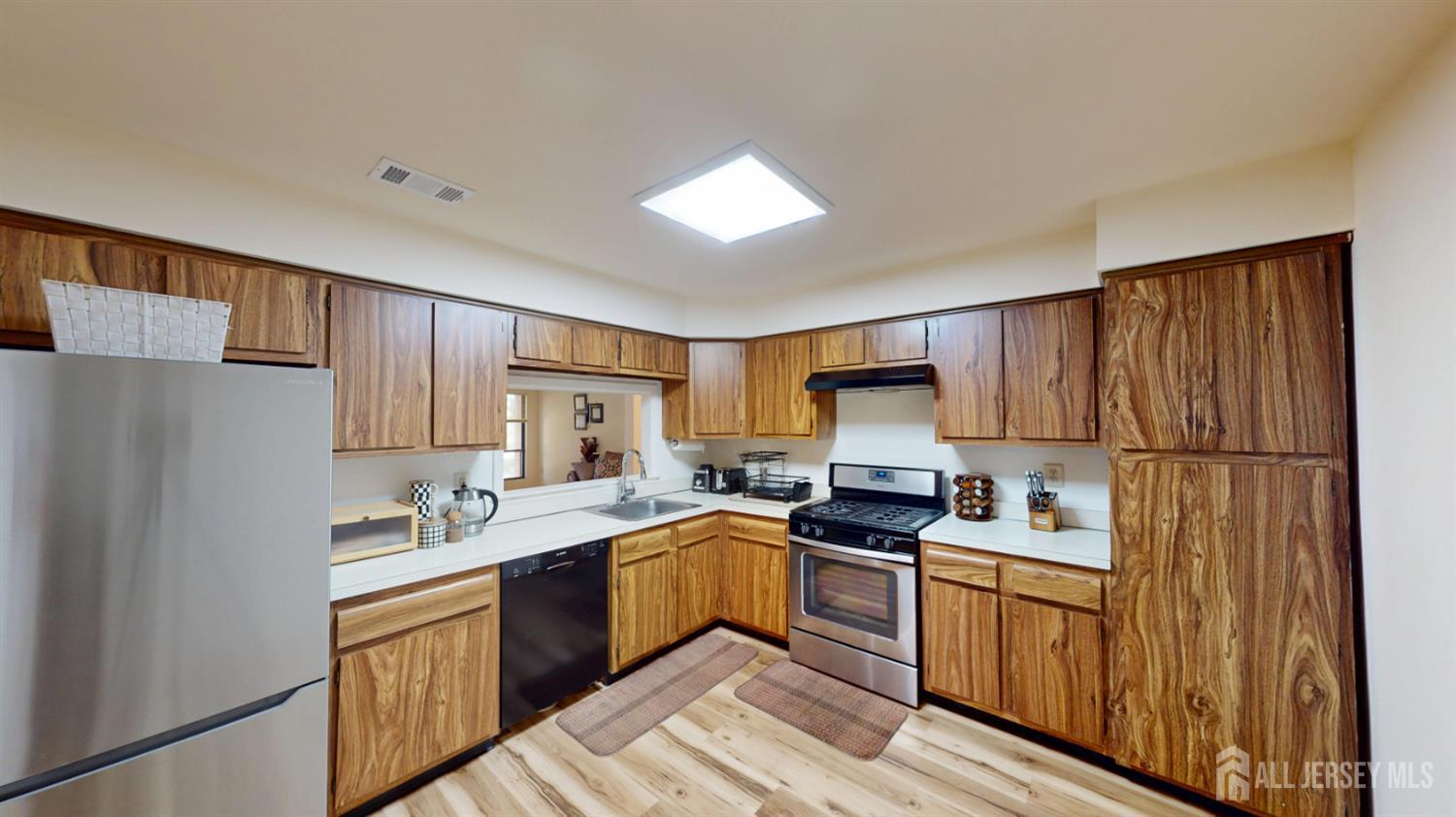 280 Willowbrook Drive, North Brunswick, NJ, 08902 image 17