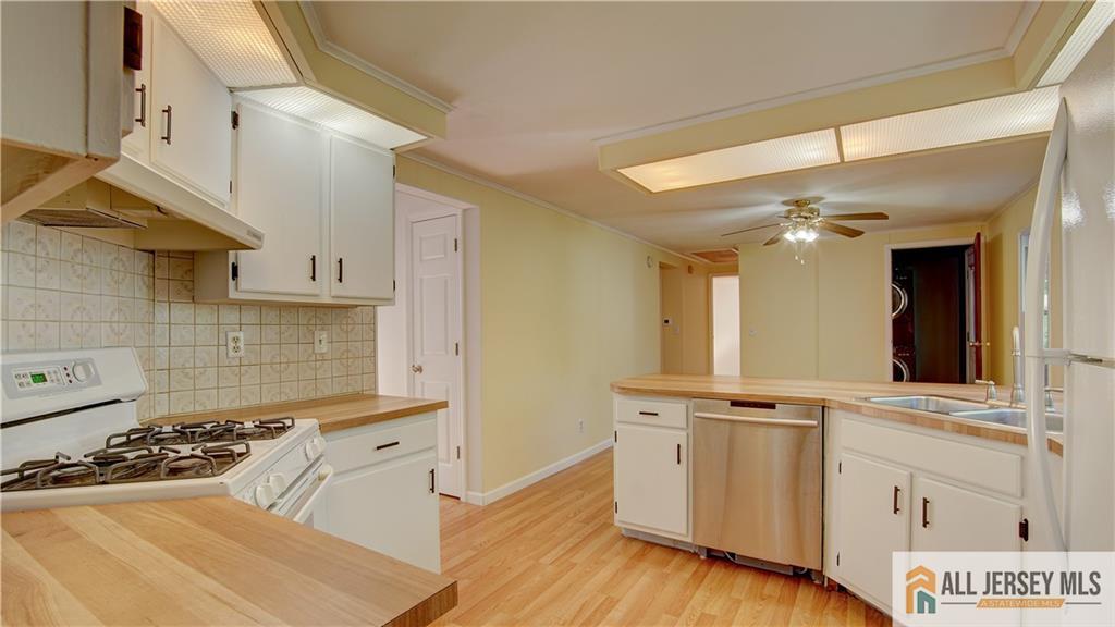 303 Woods End Court, Spotswood, NJ, 08884 image 16