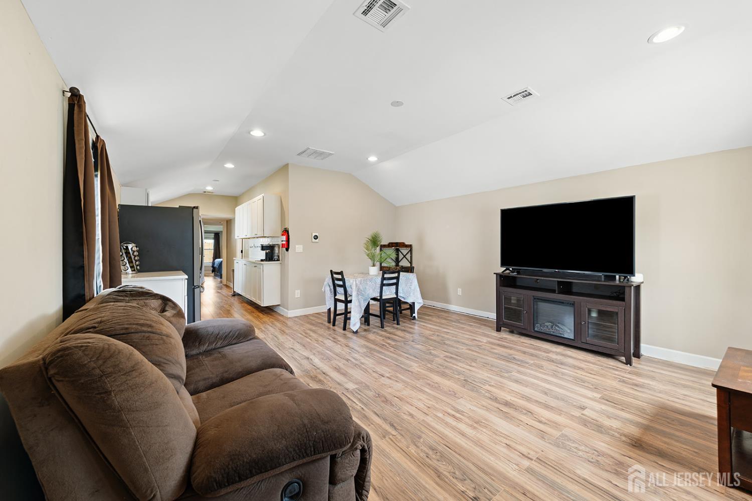 285 Shoreland Circle Image 3