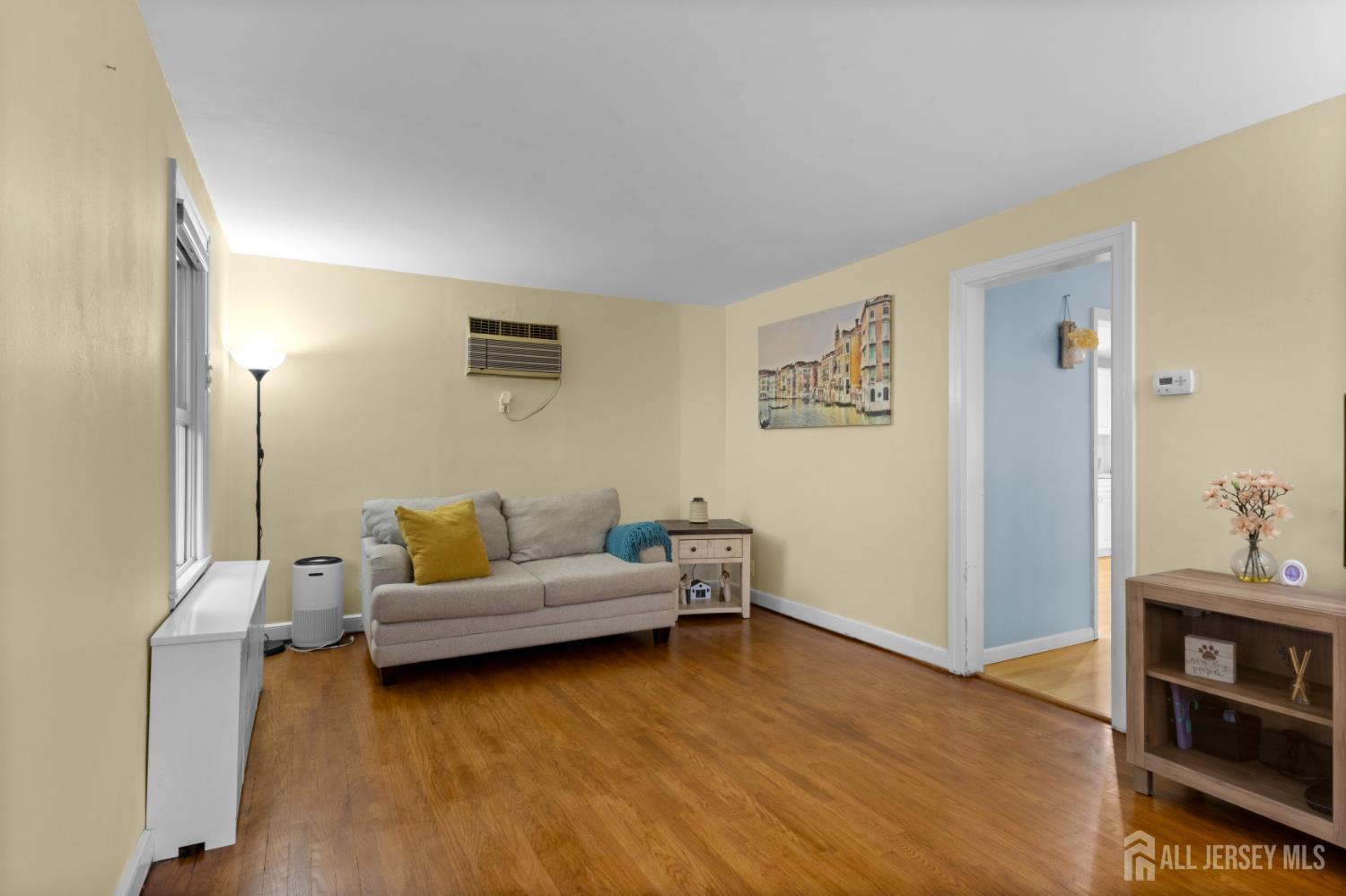 16 Vanderbuilt Place Image 4