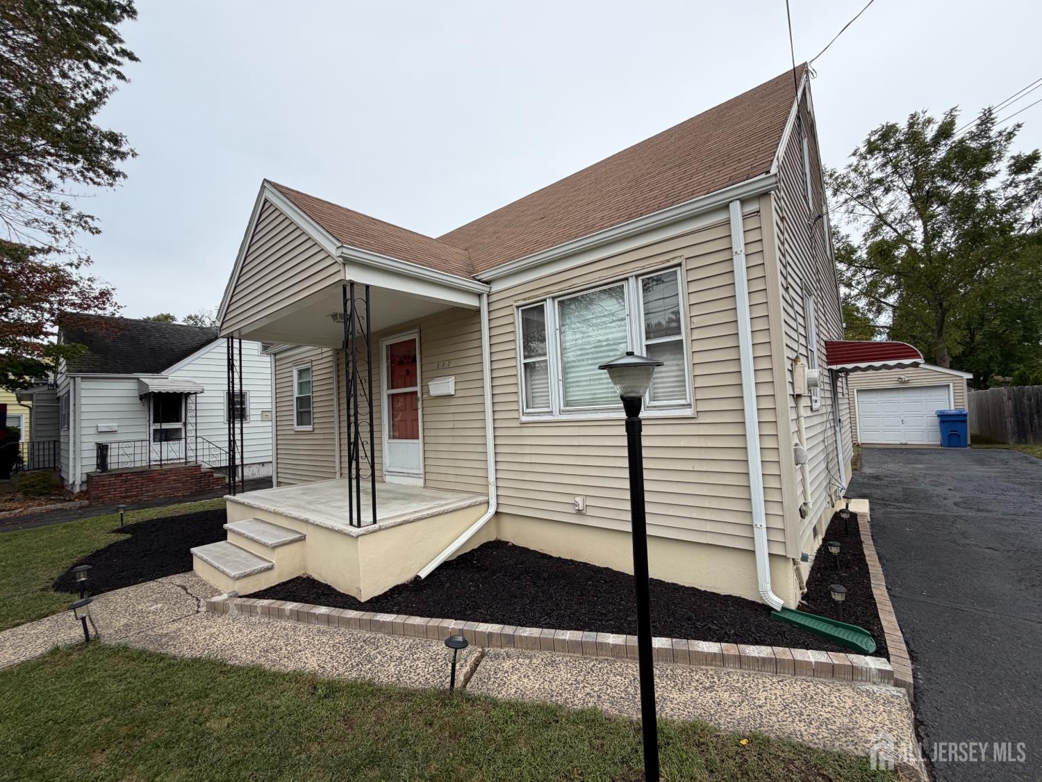 225 225 Harris Avenue Image 4