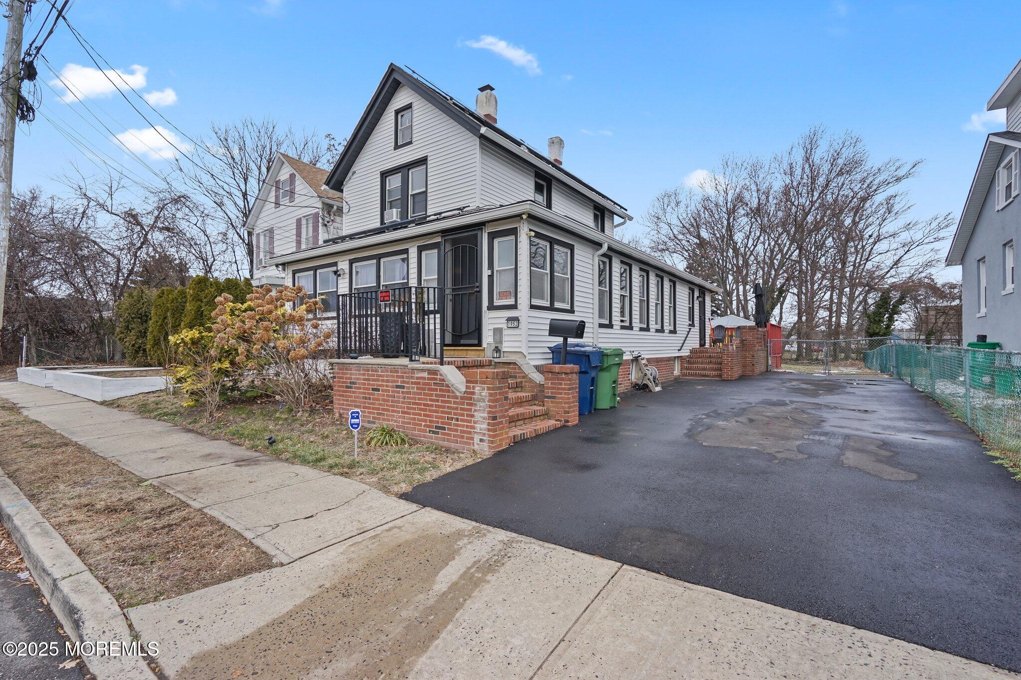 1952 Stratford Avenue Image 2