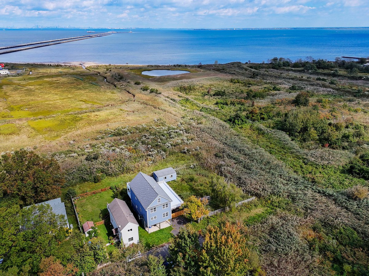 227 Bay Avenue Image 4