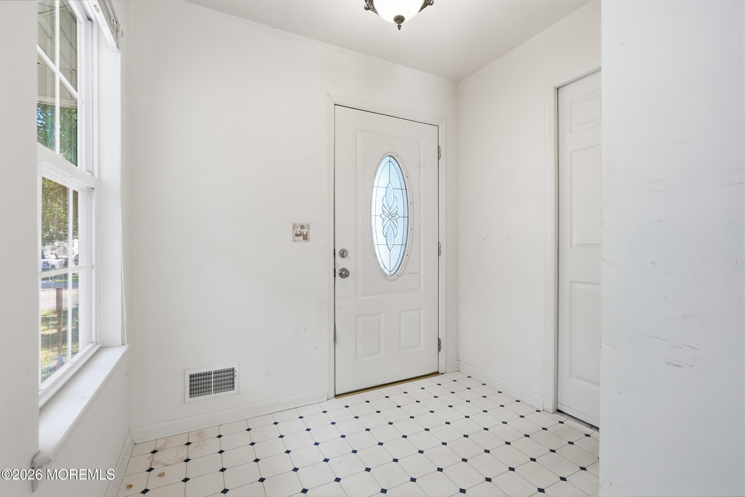 711 Anglesea Avenue Image 3