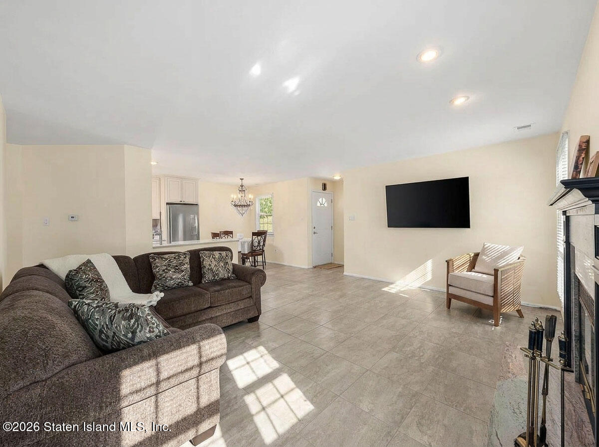 471 Hawthorne Place Image 5