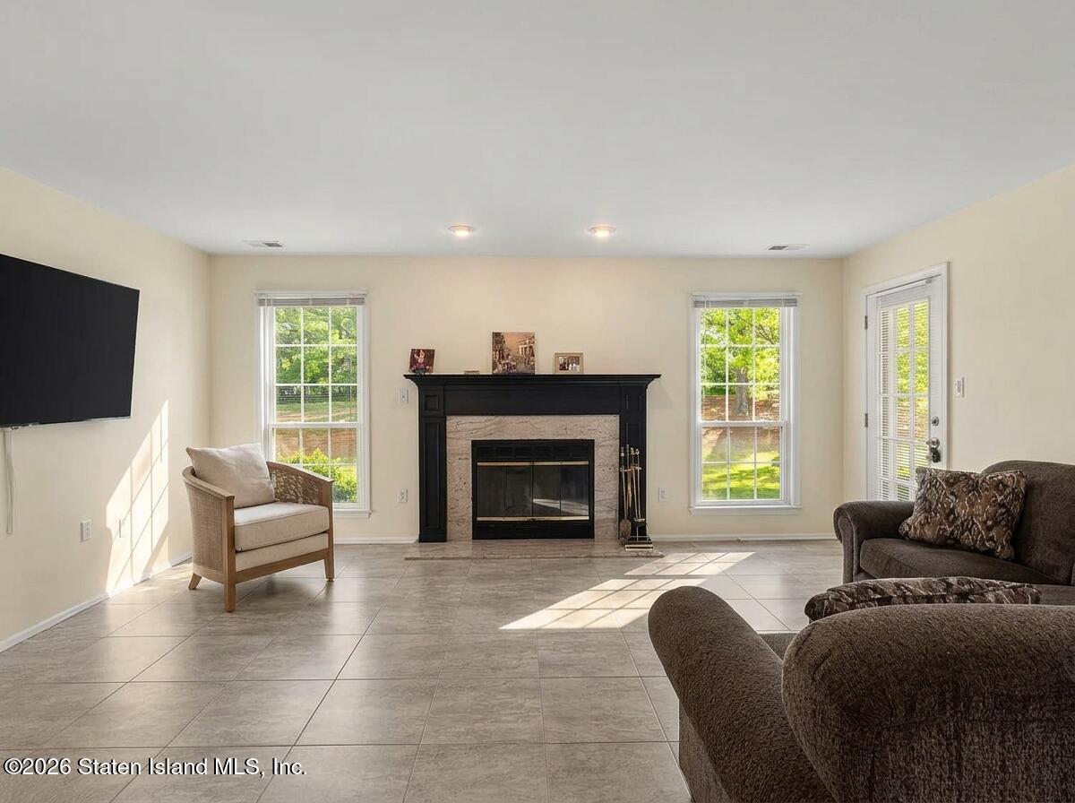 471 Hawthorne Place Image 3