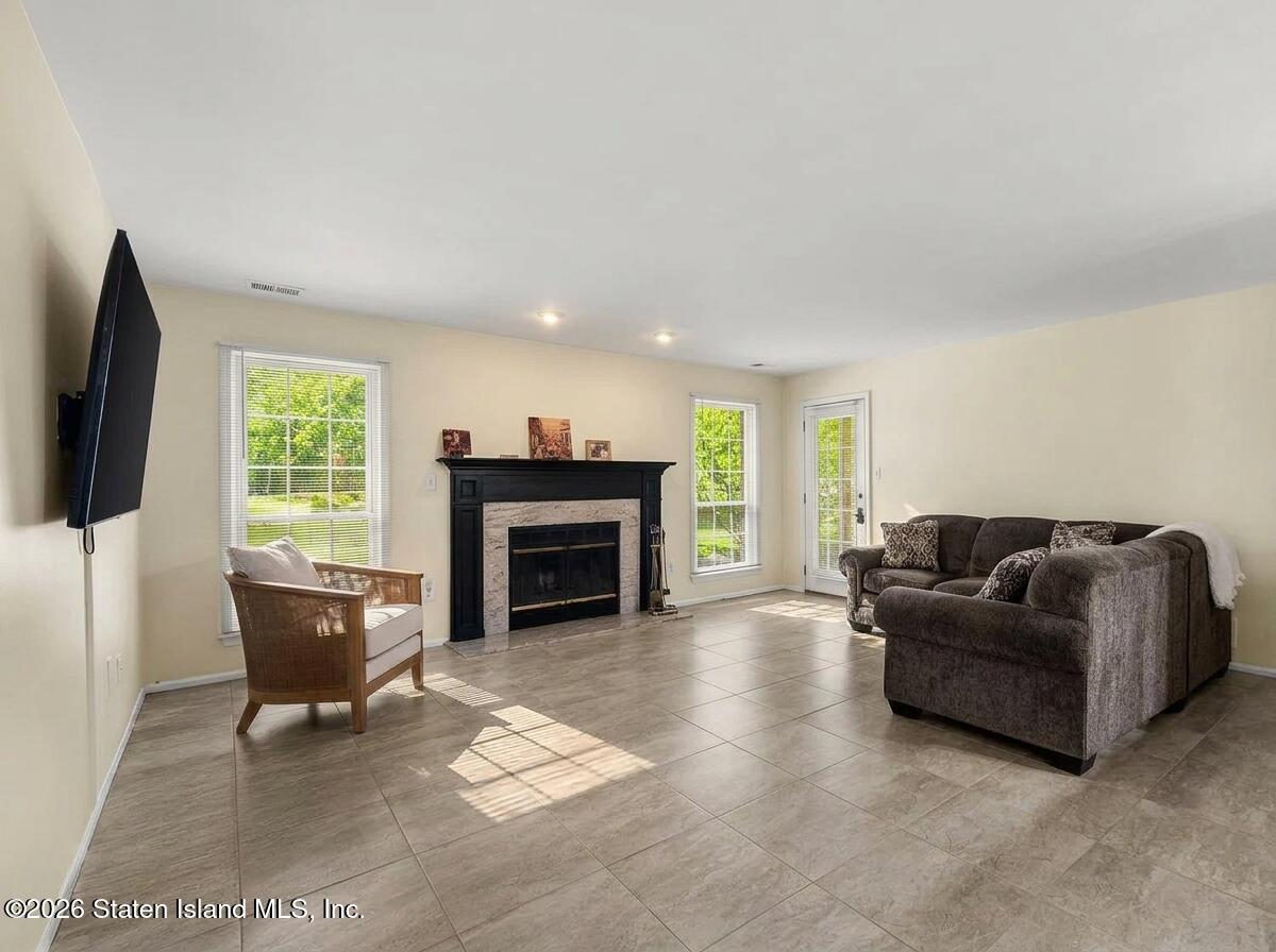 471 Hawthorne Place Image 4