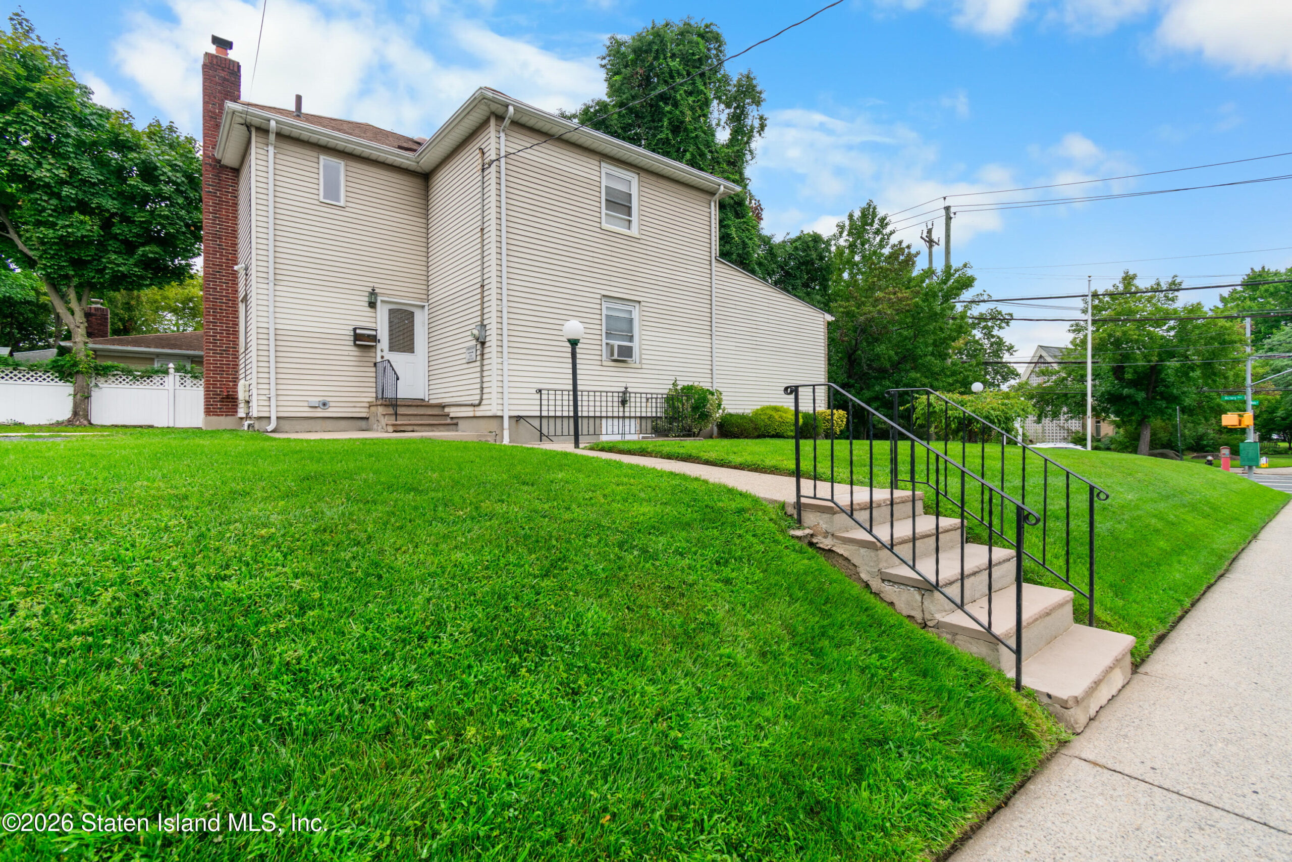 2344 Victory Boulevard Image 3