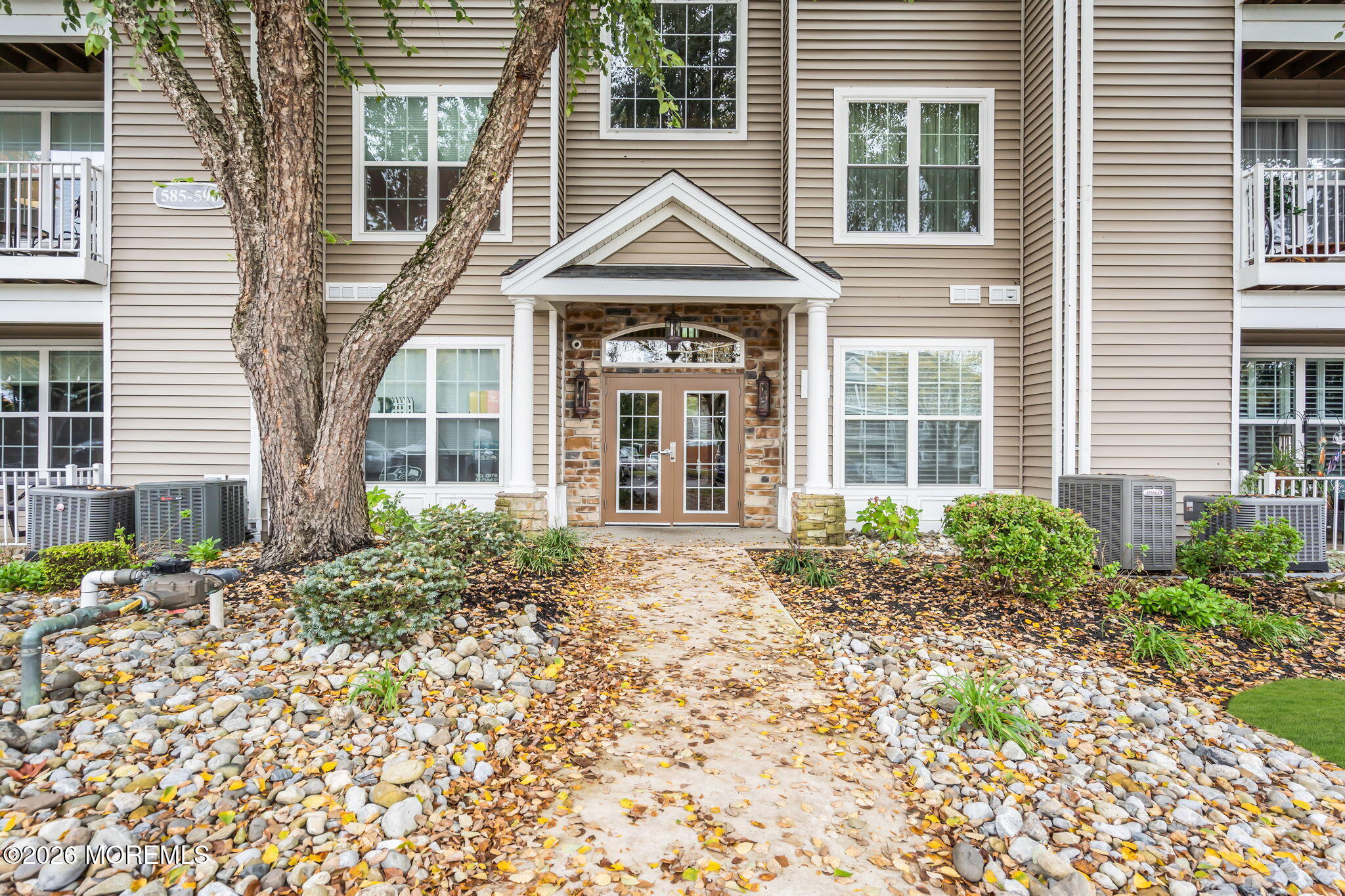 589 St Andrews Place Image 2