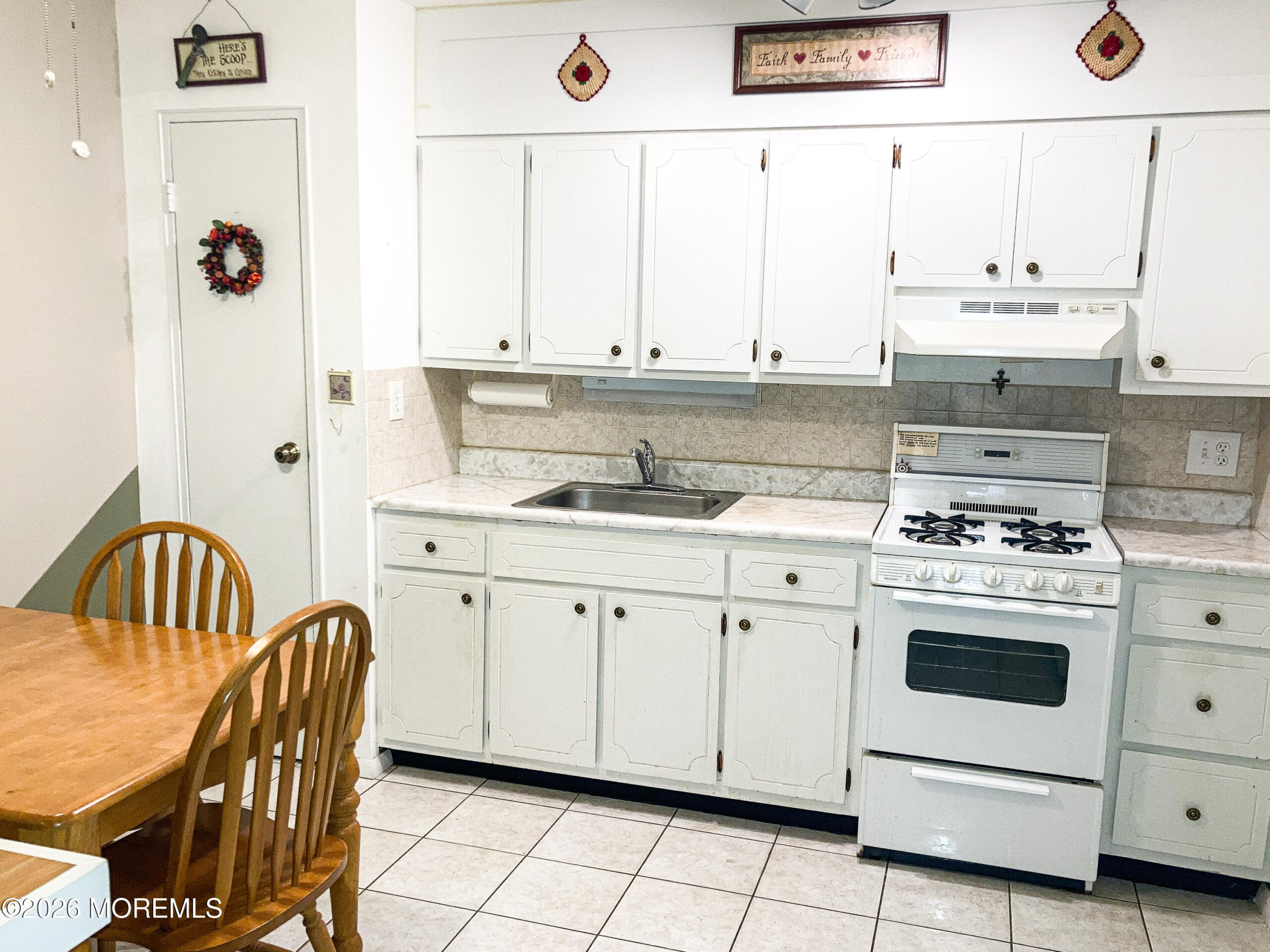 22 A Blue Jay Street Image 4