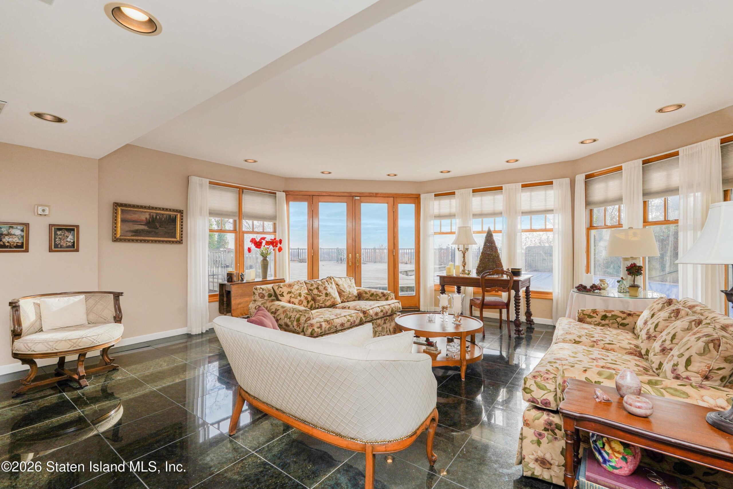 45 E Loop Road Image 4