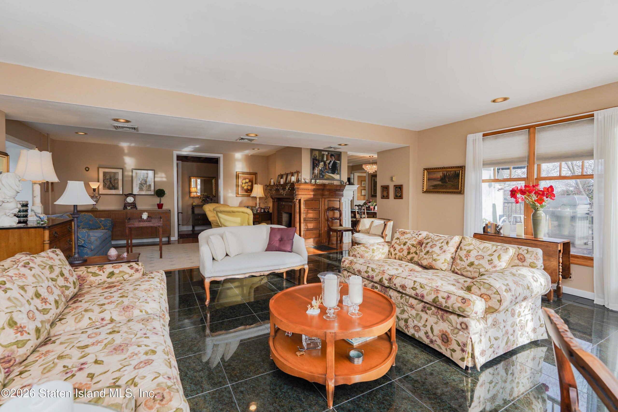 45 E Loop Road Image 5