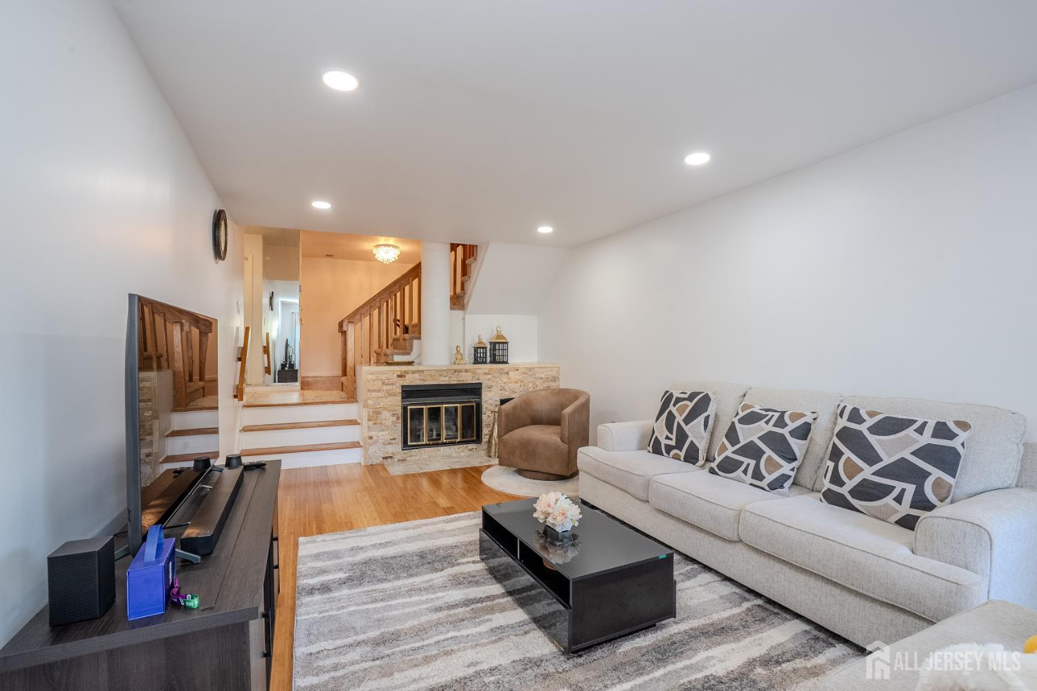 1088 Schmidt Lane Image 2