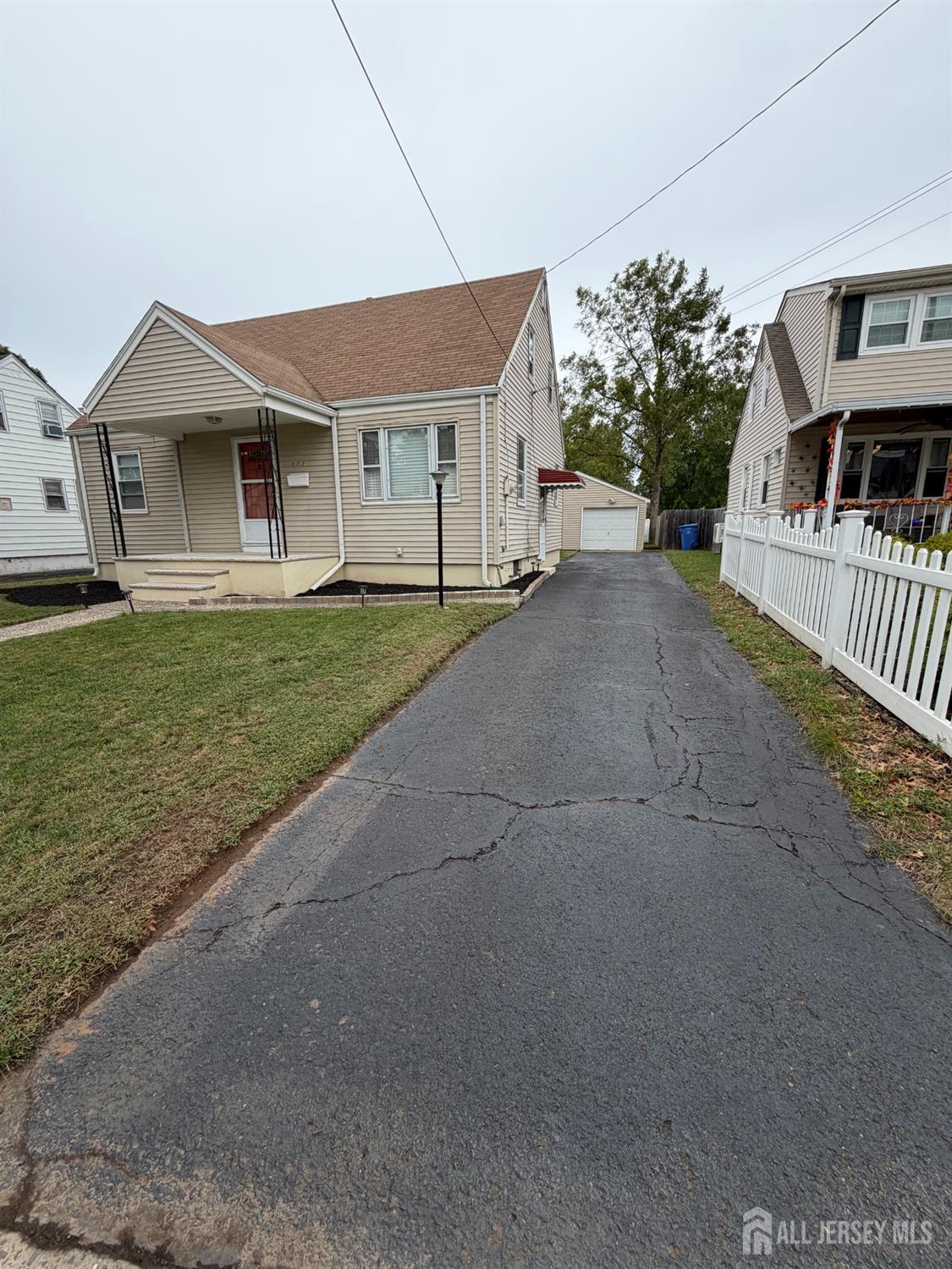225 225 Harris Avenue Image 3