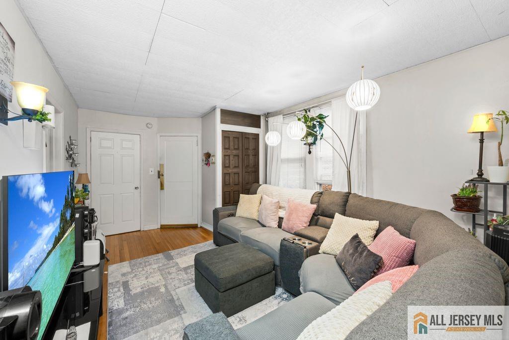 562 Jacques Street Image 5