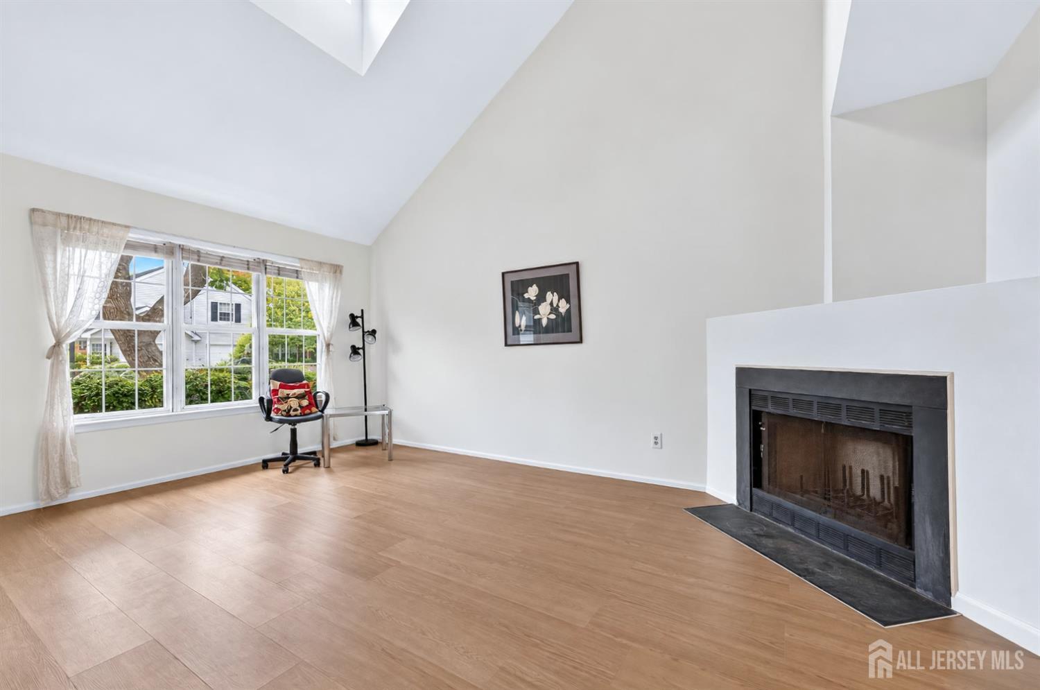 268 Edgeware Court Image 3