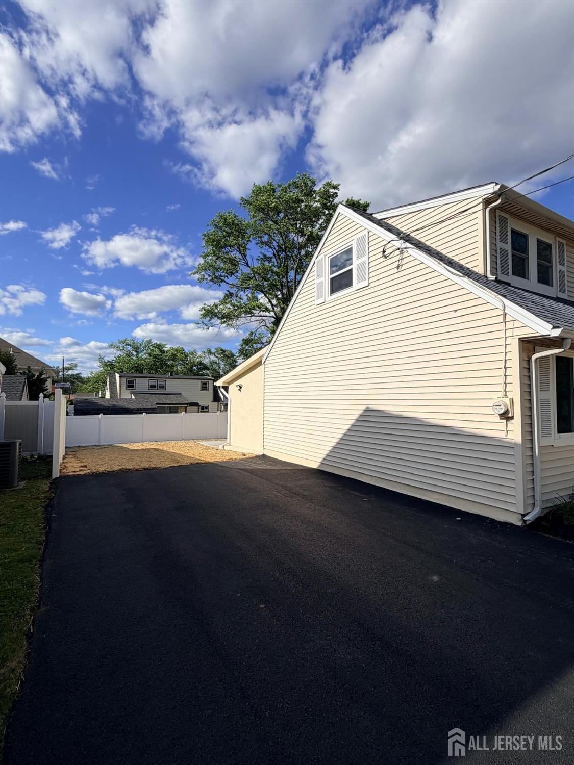 109 W Arthur Place Image 3