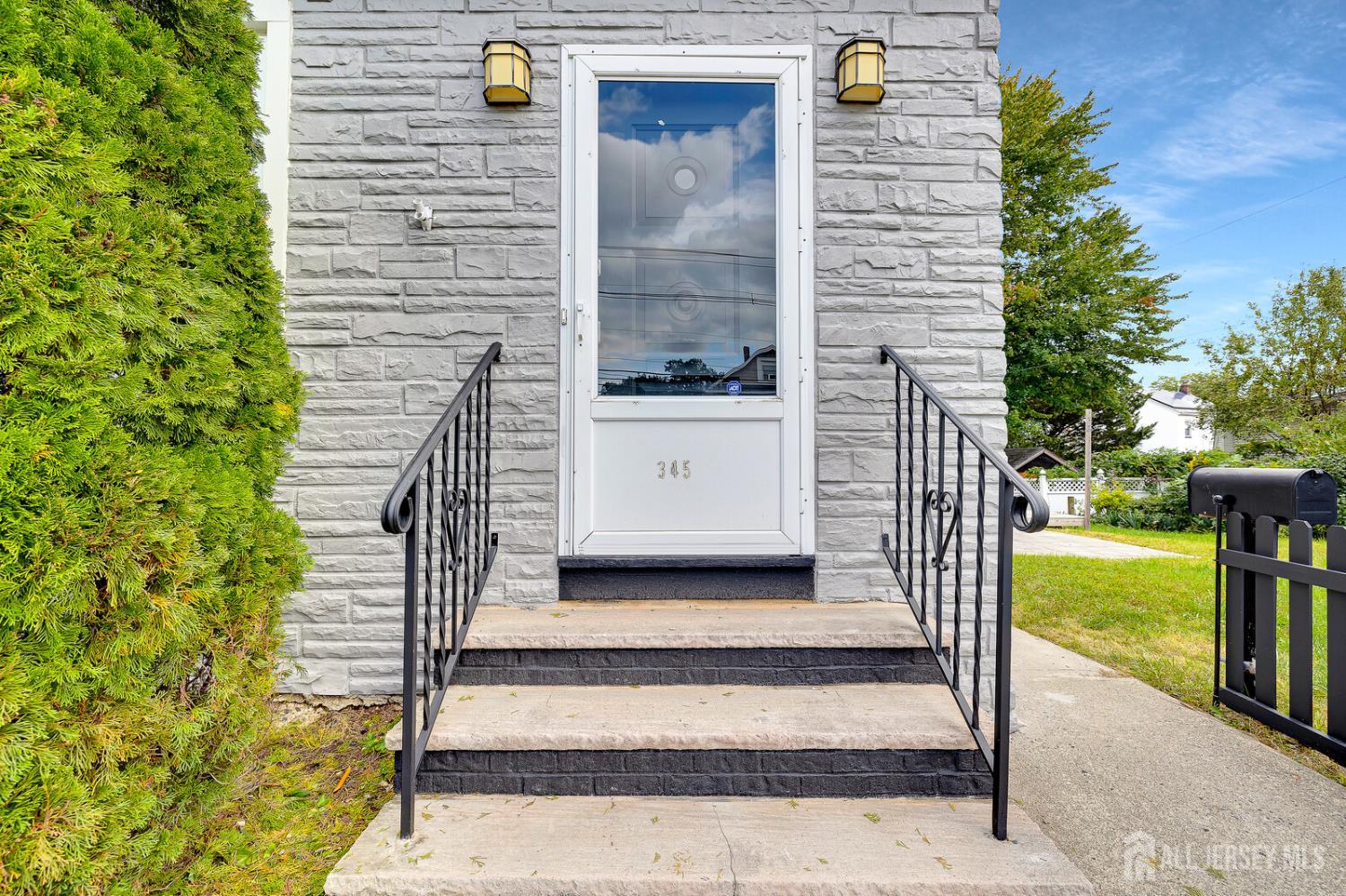 345 Broughton Avenue Image 3