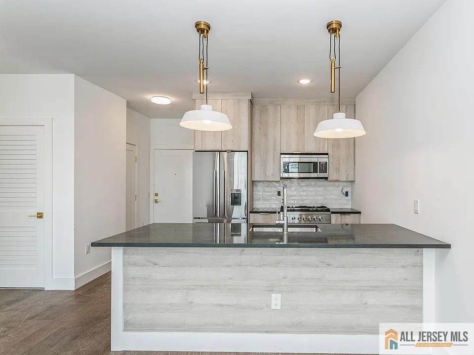 386 5th Street 301 Image 3